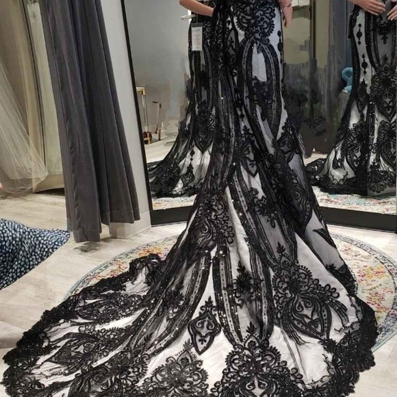 Dresses & Skirts - Elegant Black Lace Evening Gown